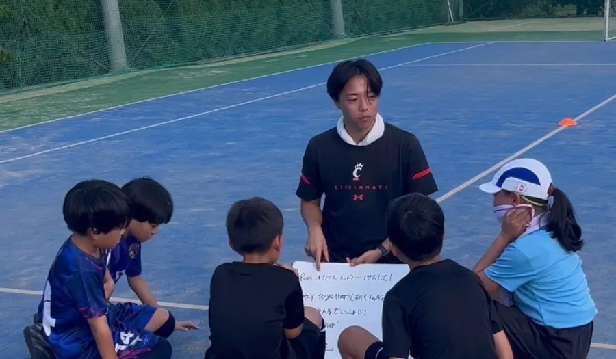 楽しくサッカーをする子供