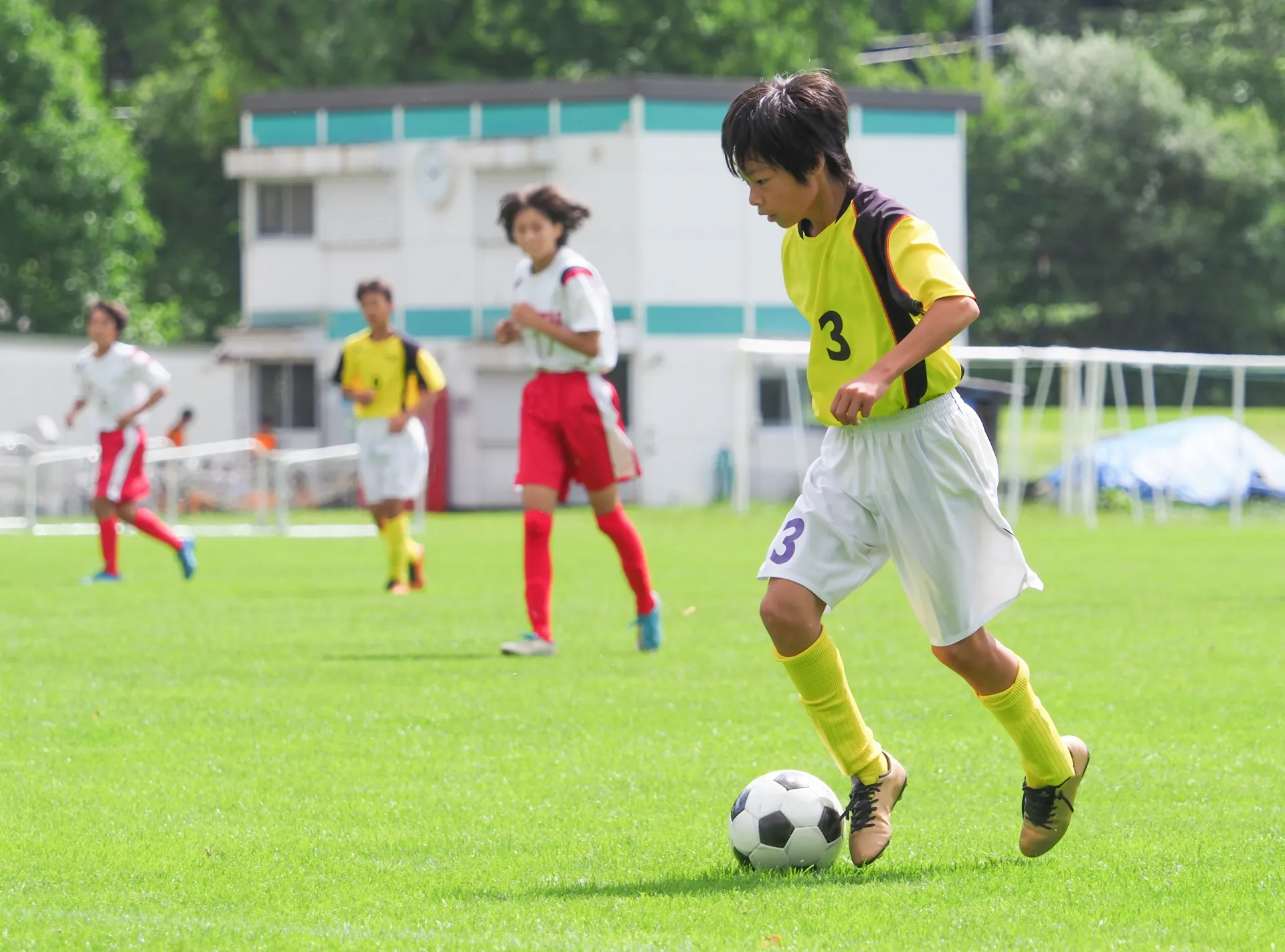 子供たちがサッカーを楽しんでいる様子